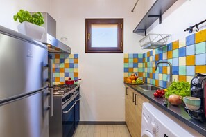 Fridge, oven, dishwasher, cookware/dishes/utensils - Sa Mariposa Holiday Home (Tortoli')