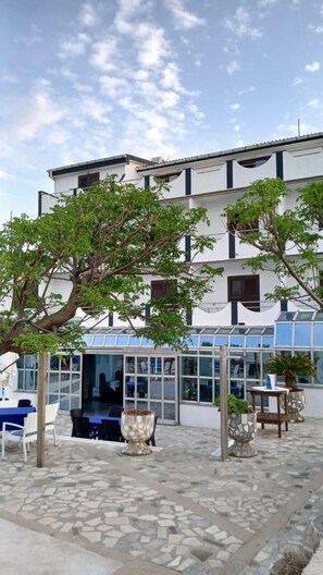 Outdoor dining - Biser Hotel (Pag)