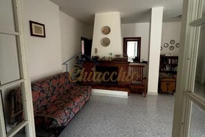 Villa, patio, vista mare parziale | Area soggiorno | TV a schermo piatto