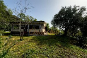 Villa, patio, vista mare parziale | Esterni