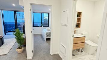 Tabla de planchar con plancha, wifi y ropa de cama