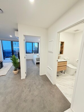 Tabla de planchar con plancha, wifi y ropa de cama 