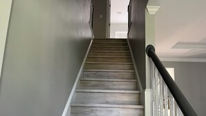 Eine Treppe mit Holzbodenstufen und weißen Balustraden.