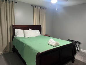 4 bedrooms, desk, iron/ironing board, travel cot - *2027 Masters* Get-Away (Evans)