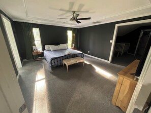 4 室のベッドルーム、デスク、アイロン / アイロン台、旅行用ベビーベッド