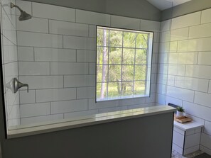 Shower, hair dryer, towels, soap - *2027 Masters* Get-Away (Evans)