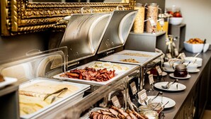 Un bufé con diversos alimentos y utensilios.