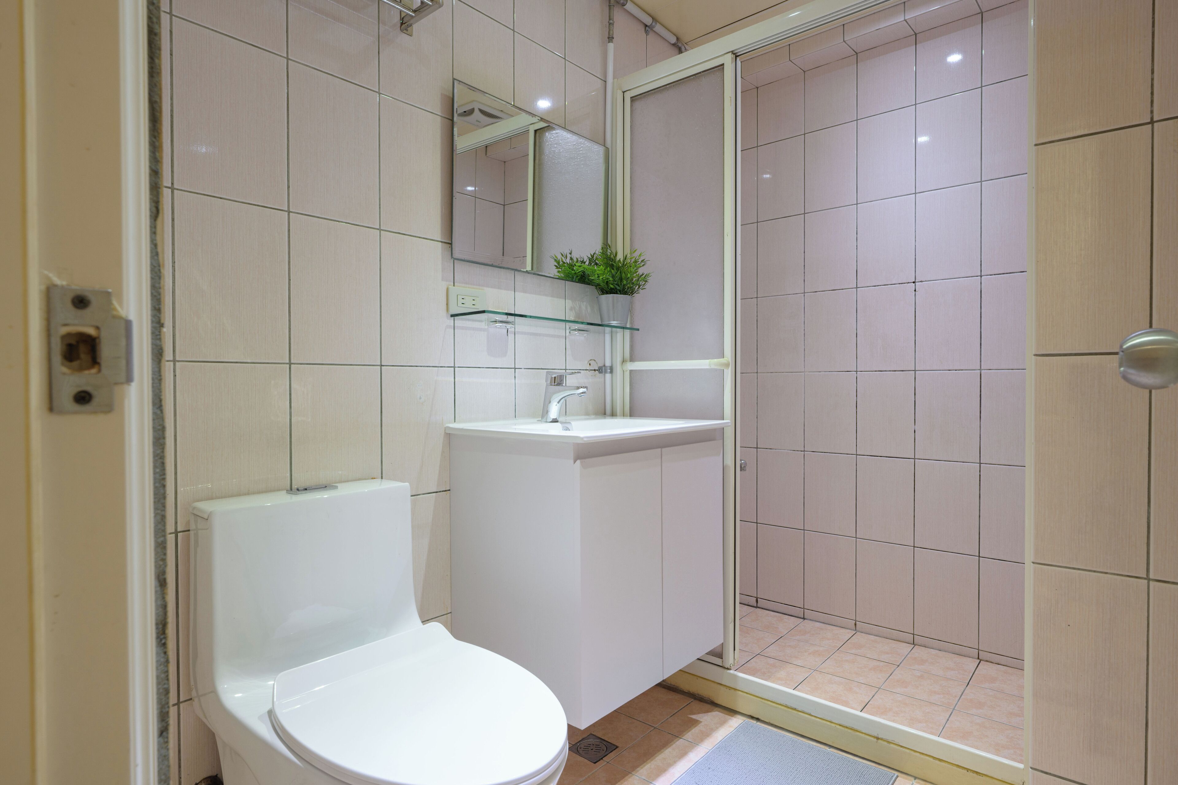 Een douche, een haardroger, handdoeken, zeep