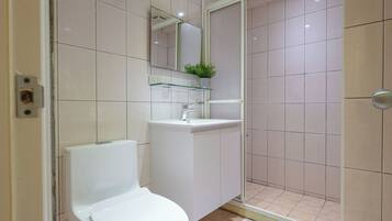 Een douche, een haardroger, handdoeken, zeep