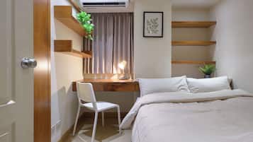 3 slaapkamers, een bureau, een strijkplank/strijkijzer, reisbedje