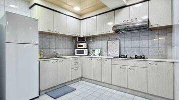 Een koelkast, een magnetron, een oven, een kookplaat