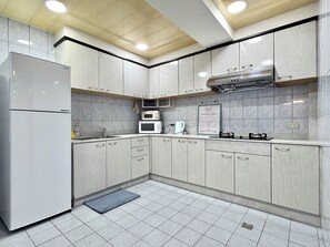 Een koelkast, een magnetron, een oven, een kookplaat