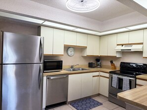 Refrigerador, microondas, horno y parrilla de estufa 