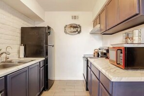 Private kitchen - 2Bed Condo Close to Westgate King Bed Full Kitchen (Glendale)