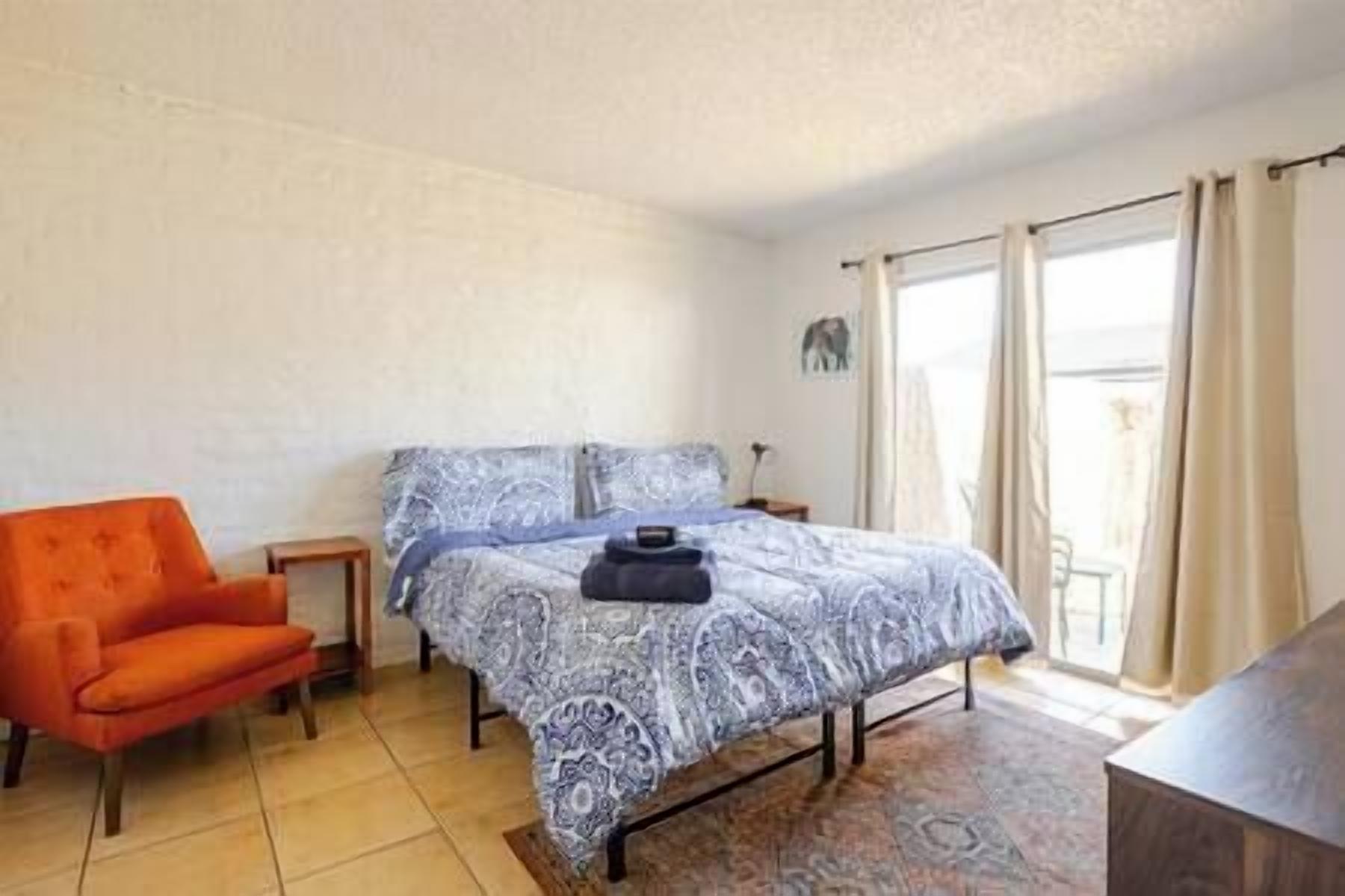 Fer et planche à repasser, Wi-Fi gratuit, draps fournis