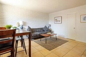 Living area - 2Bed Condo Near Westgate King Bed Full Kitchen (Glendale)