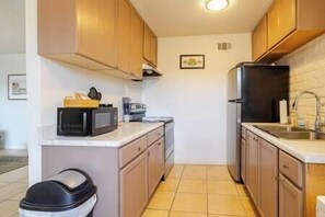 Private kitchen - 2Bed Condo Near Westgate King Bed Full Kitchen (Glendale)