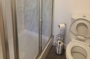 シャワー、ヘアドライヤー、タオル、トイレットペーパー