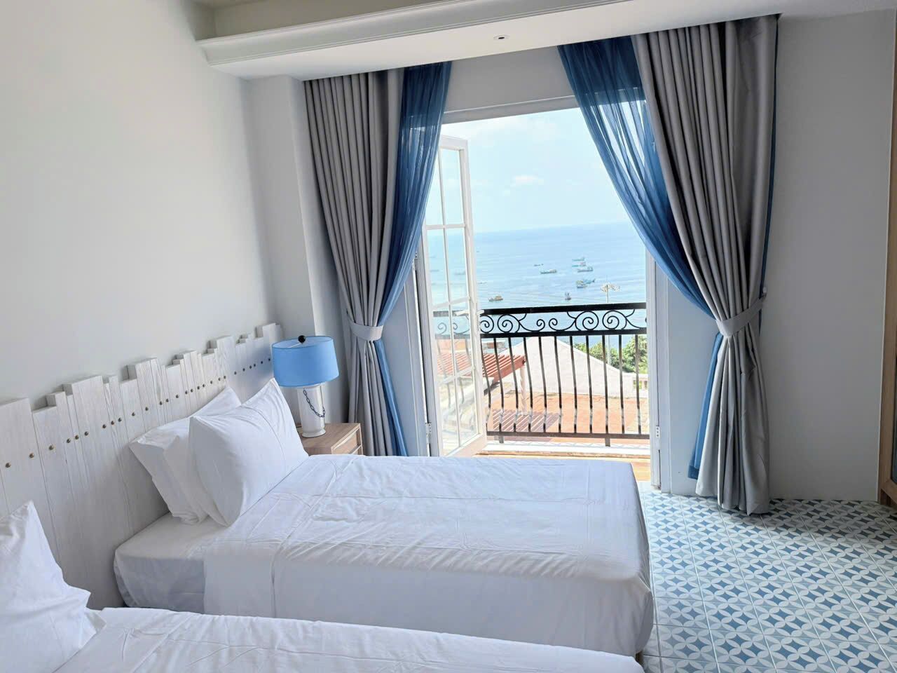 Zimmersafe, Schreibtisch, laptopgeeigneter Arbeitsplatz