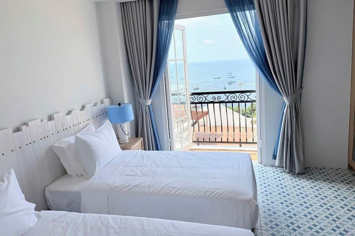 Zimmersafe, Schreibtisch, laptopgeeigneter Arbeitsplatz