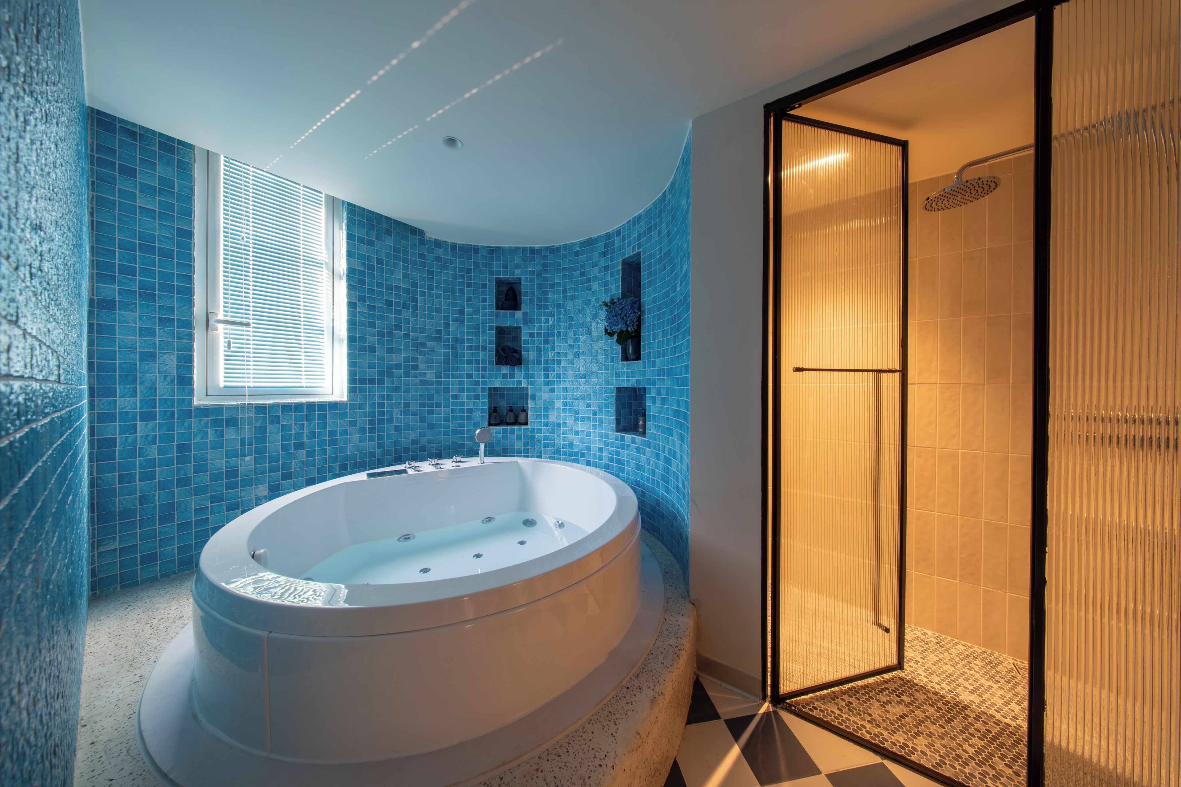 Sauna, hot tub, steam room, hot springs/mineral springs