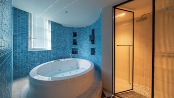 Sauna, hot tub, steam room, hot springs/mineral springs