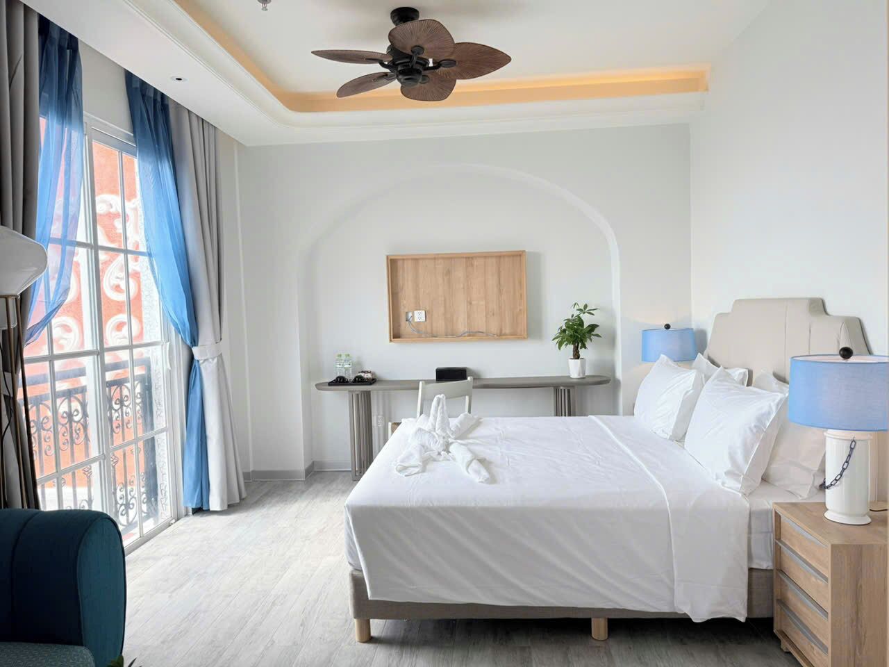 Zimmersafe, Schreibtisch, laptopgeeigneter Arbeitsplatz