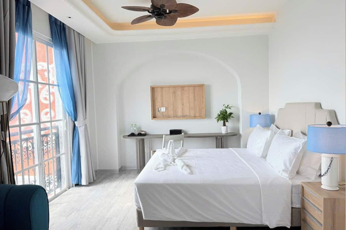 Zimmersafe, Schreibtisch, laptopgeeigneter Arbeitsplatz