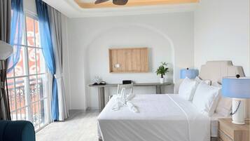 Zimmersafe, Schreibtisch, laptopgeeigneter Arbeitsplatz