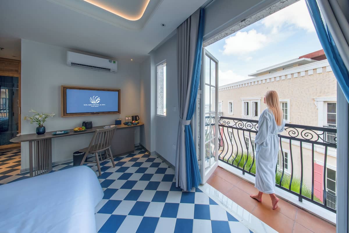 Chambre Deluxe double ou avec lits jumeaux, 1 chambre, balcon, vue partielle sur l'océan | Literie de qualité, minibar, coffre-fort pour ordinateur portable