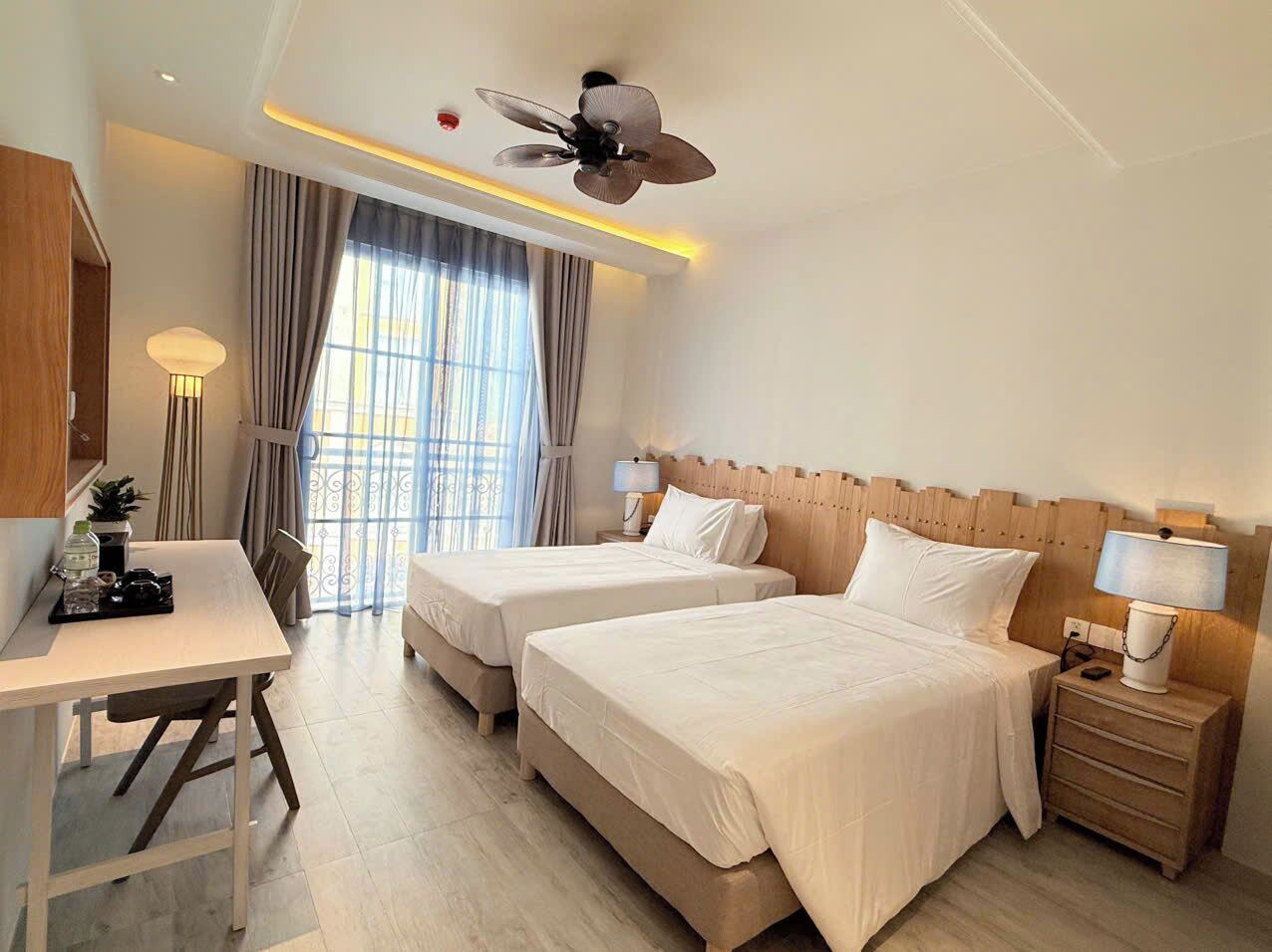 Zimmersafe, Schreibtisch, laptopgeeigneter Arbeitsplatz