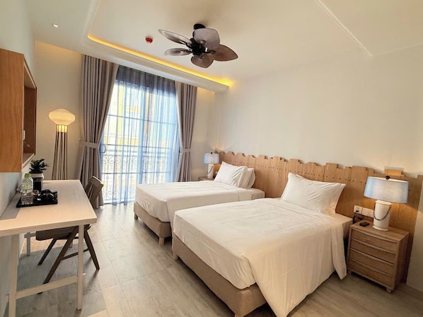 Cofres nos quartos, escrivaninha, espaço de trabalho para notebook