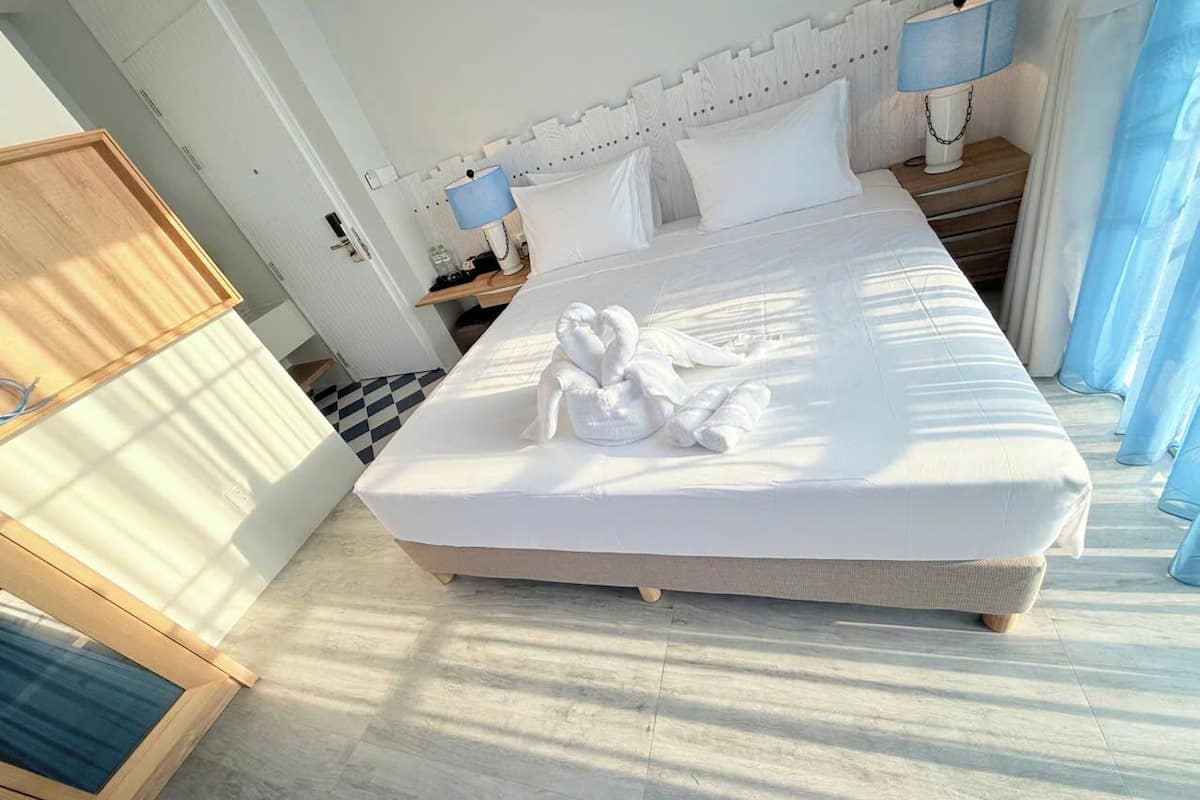 Deluxe-Doppel- oder -Zweibettzimmer, Balkon, Meerblick | Zimmersafe, Schreibtisch, laptopgeeigneter Arbeitsplatz