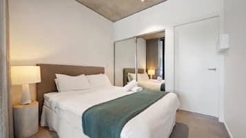 Iron/ironing board, Internet, bed sheets