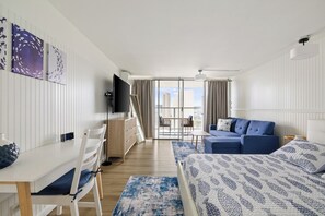 1 sovrum, skrivbord, strykjärn/strykbräda och resesäng
