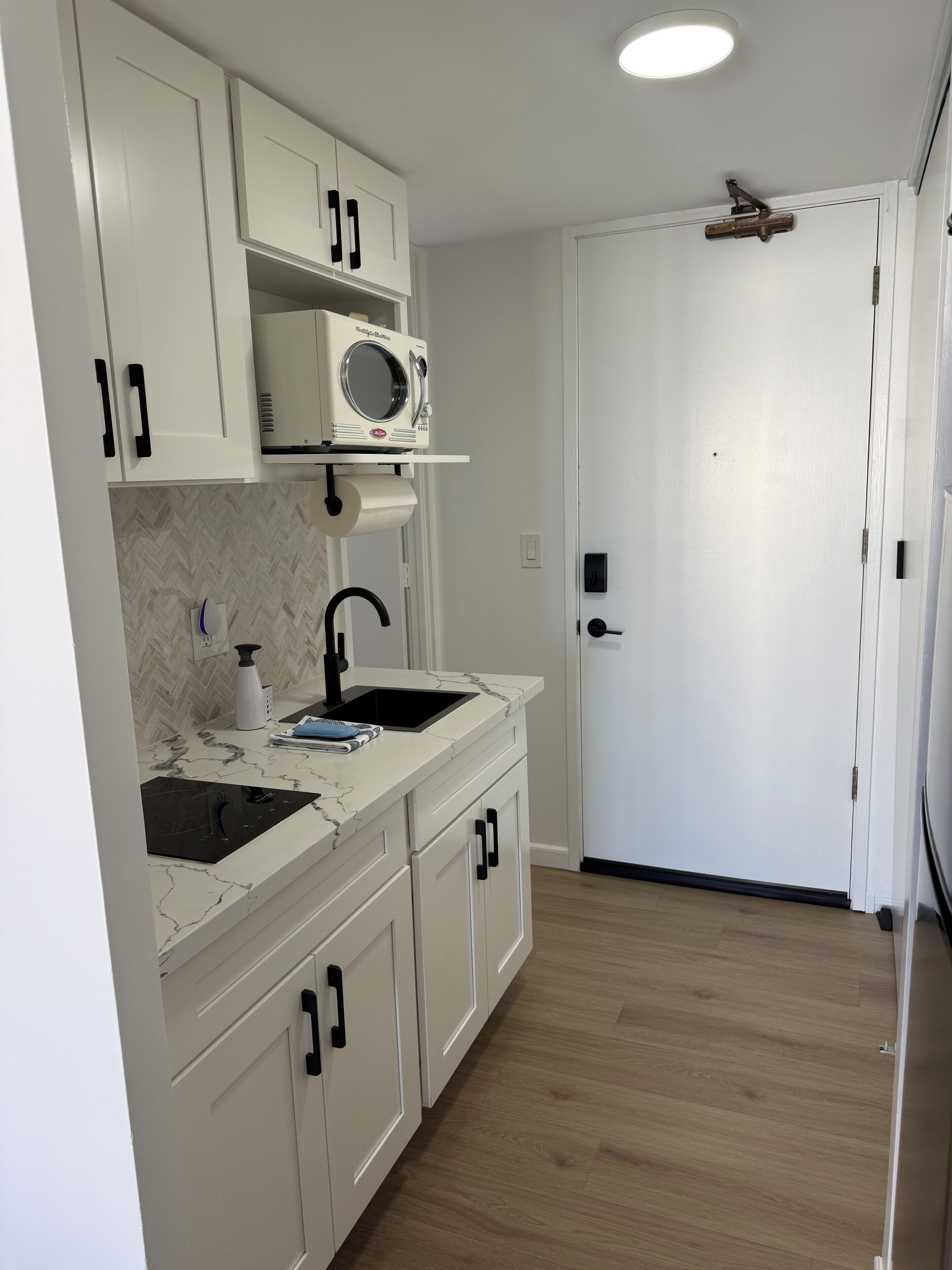 Fridge, microwave, stovetop, coffee/tea maker