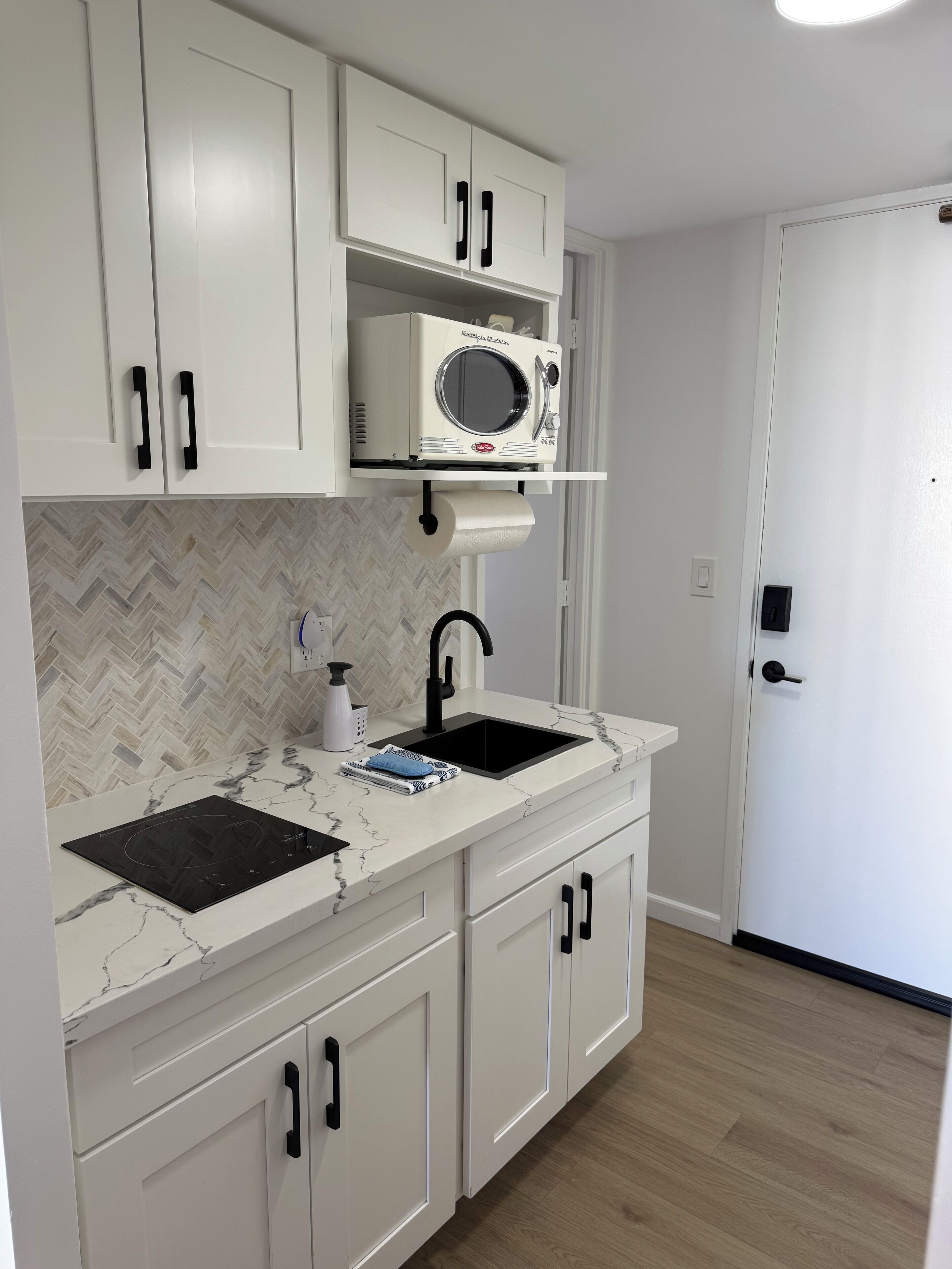 Fridge, microwave, stovetop, coffee/tea maker