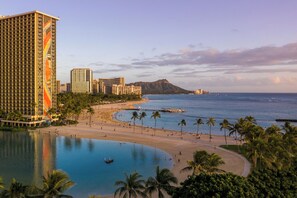 Beach - Newly Remodelled Waikiki Studio Near Beach - Ocean & Mountain Views (Honolulu)