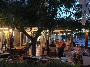 Tempat makan outdoor