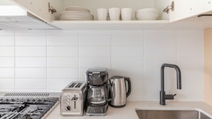Cafetière/bouilloire, réfrigérateur, micro-ondes, four