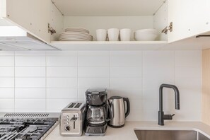Fridge, microwave, oven, stovetop - Blueground | Greenpoint, pool, nr Transmitter Park (Brooklyn)