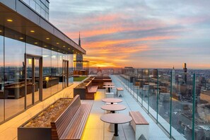 Outdoor dining - Blueground | Chelsea, rooftop, nr The Vessel (New York)