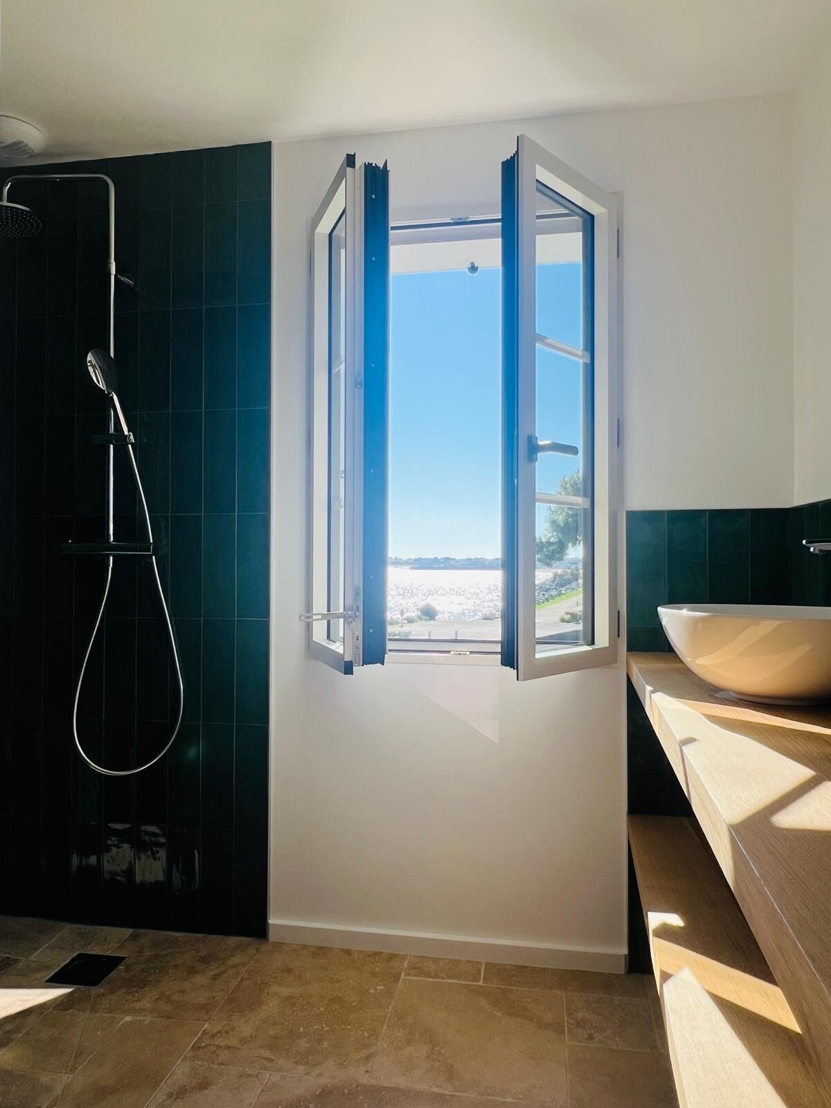 Douche, sèche-cheveux, serviettes fournies, savon