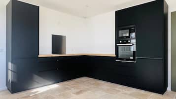 Een microgolfoven, een oven, een kookplaat