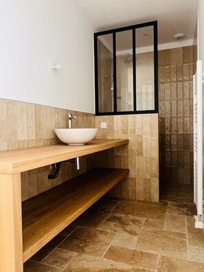 Dusche, Haartrockner, Handtücher, Seife
