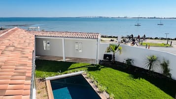 Een buitenzwembad en een verwarmd zwembad