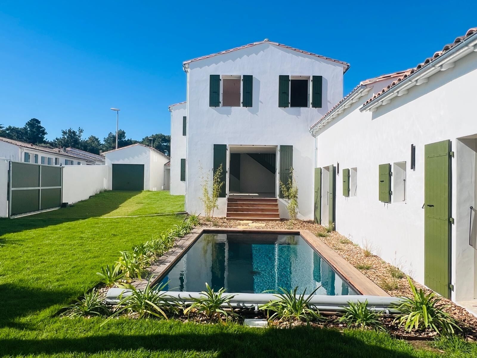 Een buitenzwembad en een verwarmd zwembad