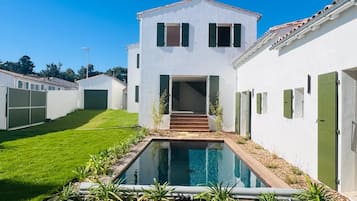 Een buitenzwembad en een verwarmd zwembad