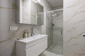 Shower, hair dryer, towels - City Apartman Adialuxe S5, Rijeka, Croatia (Rijeka)
