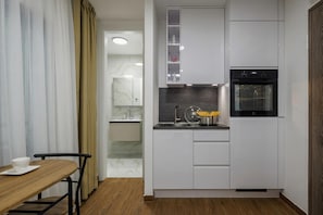 Fridge, oven, stovetop, coffee/tea maker - Rijeka City Studio Adialuxe S2, Rijeka, Croatia (Rijeka)
